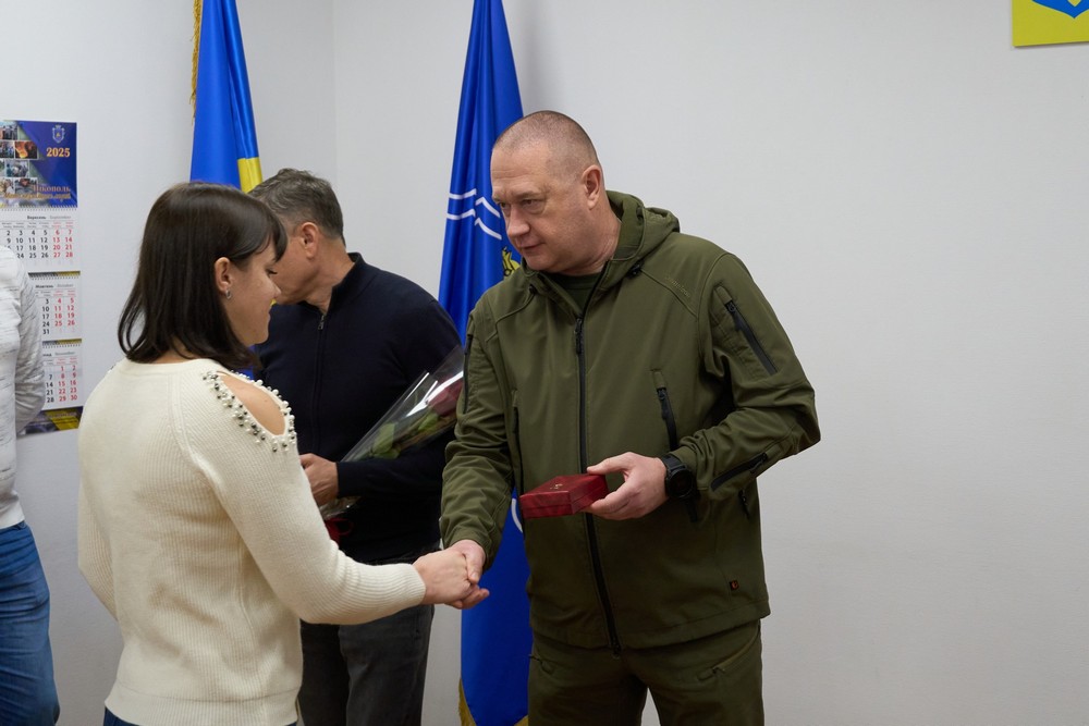 Трьох полеглих Захисників з Нікополя відзначено державними нагородами. Відзначки вручили рідним військових.