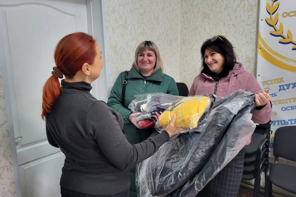 У Нікополі діти певних категорій отримають шкільні та спортивні костюми: фото