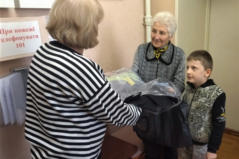 У Нікополі діти певних категорій отримають шкільні та спортивні костюми: фото