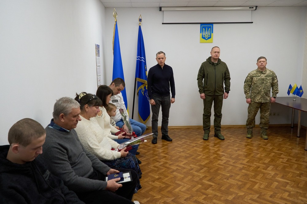 Трьох полеглих Захисників з Нікополя відзначено державними нагородами. Відзначки вручили рідним військових.