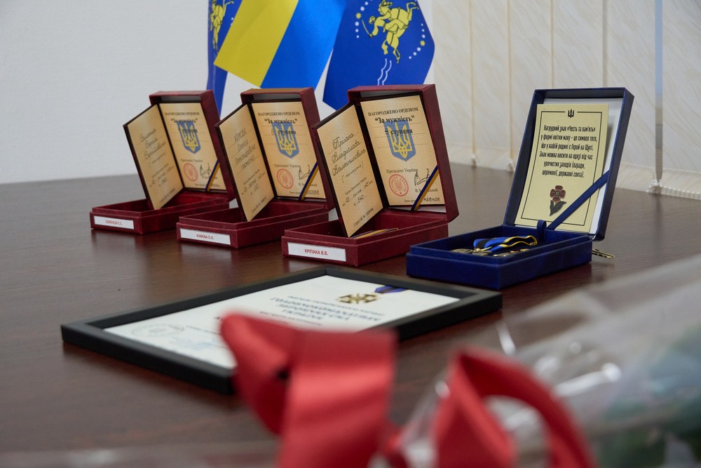 Трьох полеглих Захисників з Нікополя відзначено державними нагородами. Відзначки вручили рідним військових.