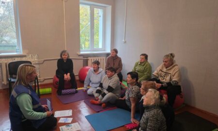 «Це допоможе швидко зняти напругу»: у Нікополі літніх людей навчали боротися зі стресом