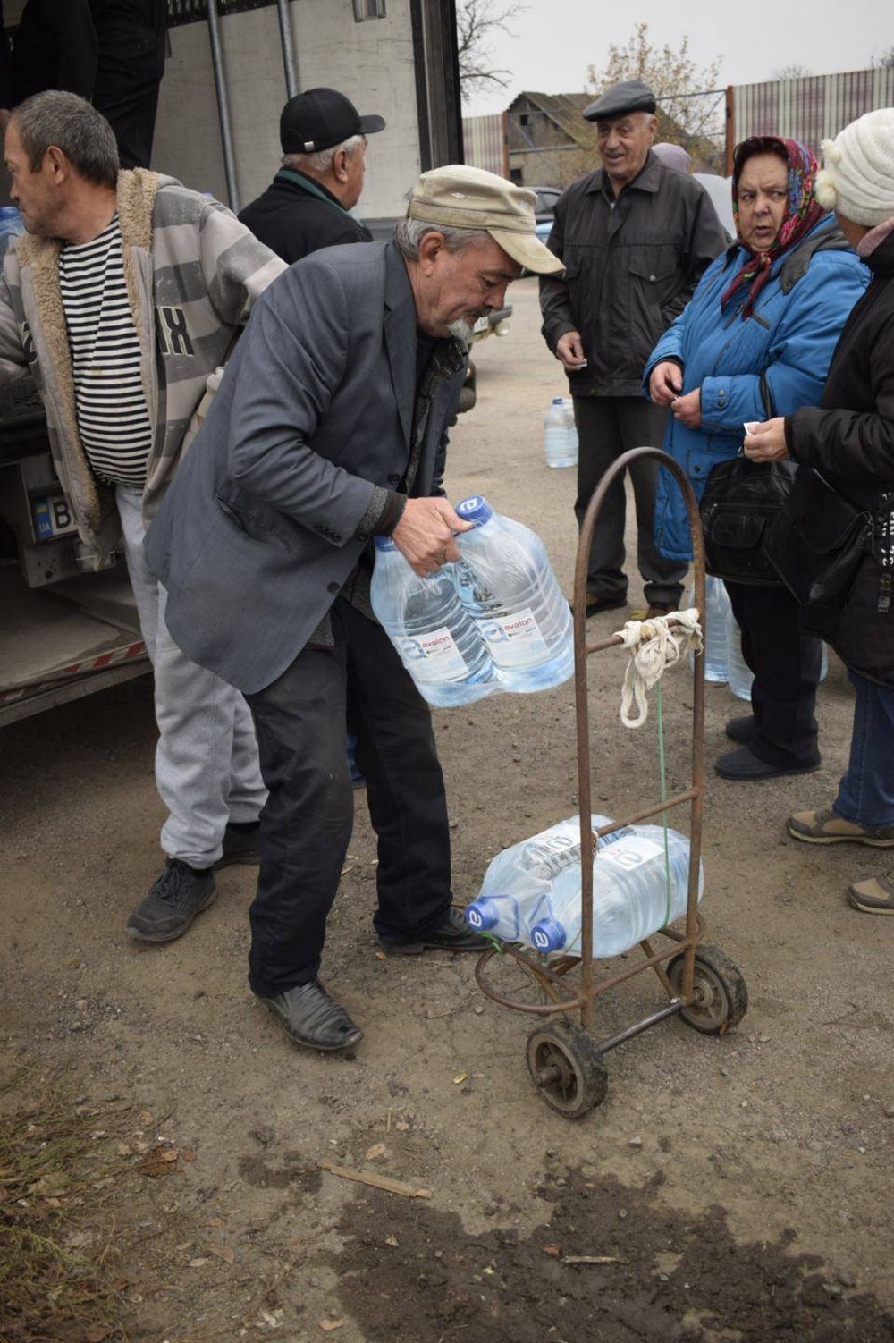 578969610 1158789893050860 6850733419642025083 n Мешканцям Мирівської громади роздали продуктові набори і воду (фото)