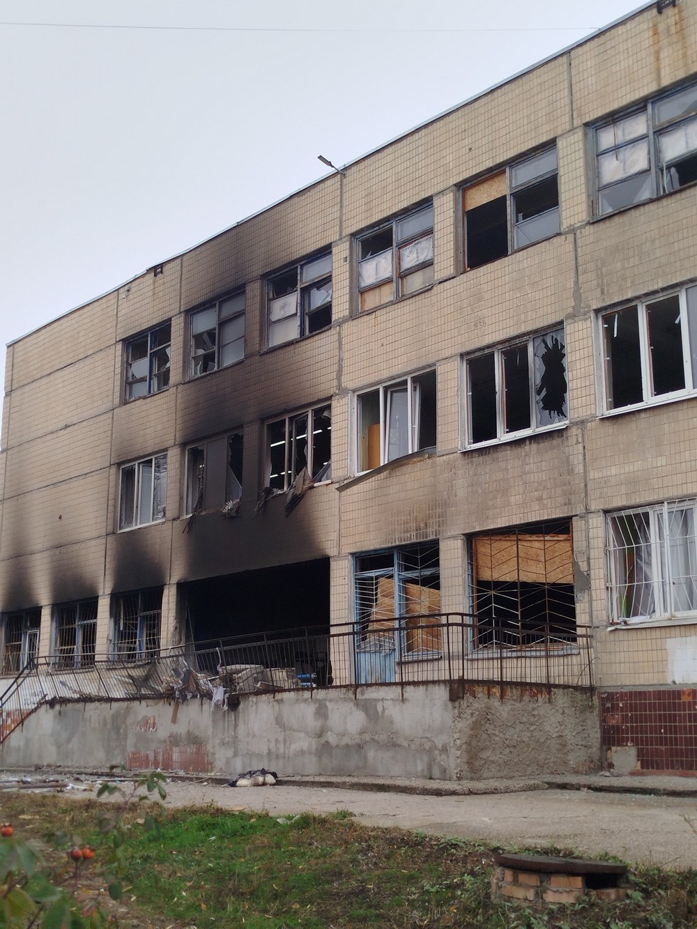 580551026 122224779968146169 3603091868326796589 n У мережі показали, як виглядає понівечена ворогом школа у Нікополі (фото)