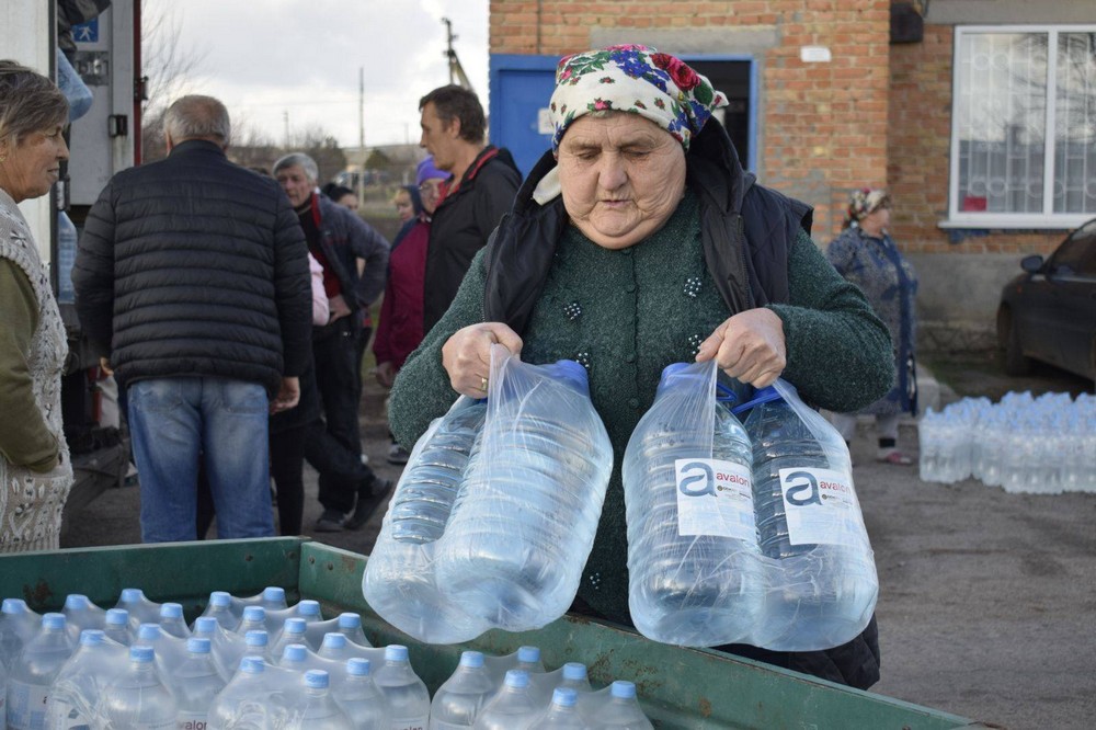 581326055 1166124318984084 754385605145249370 n Мешканцям Мирівської громади роздали питну воду (фото)