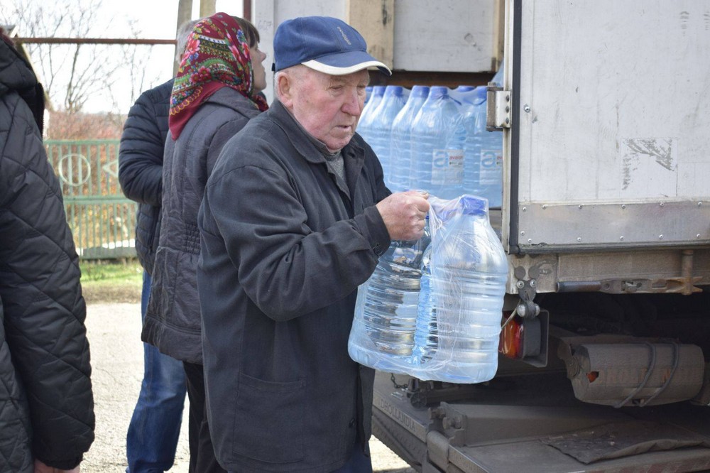 581675511 1166124672317382 9077928731694624933 n Мешканцям Мирівської громади роздали питну воду (фото)