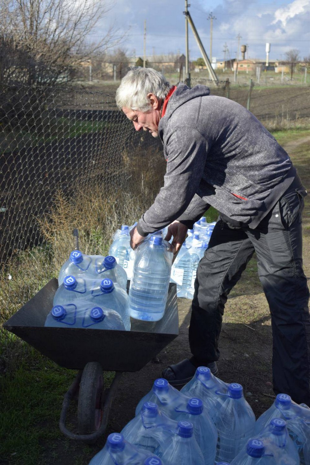 581693662 1166124365650746 1906750492590767070 n Мешканцям Мирівської громади роздали питну воду (фото)