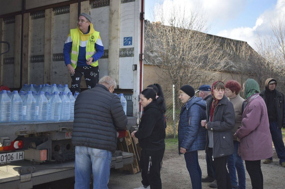 581730299 1166124605650722 765170529784383649 n Мешканцям Мирівської громади роздали питну воду (фото)