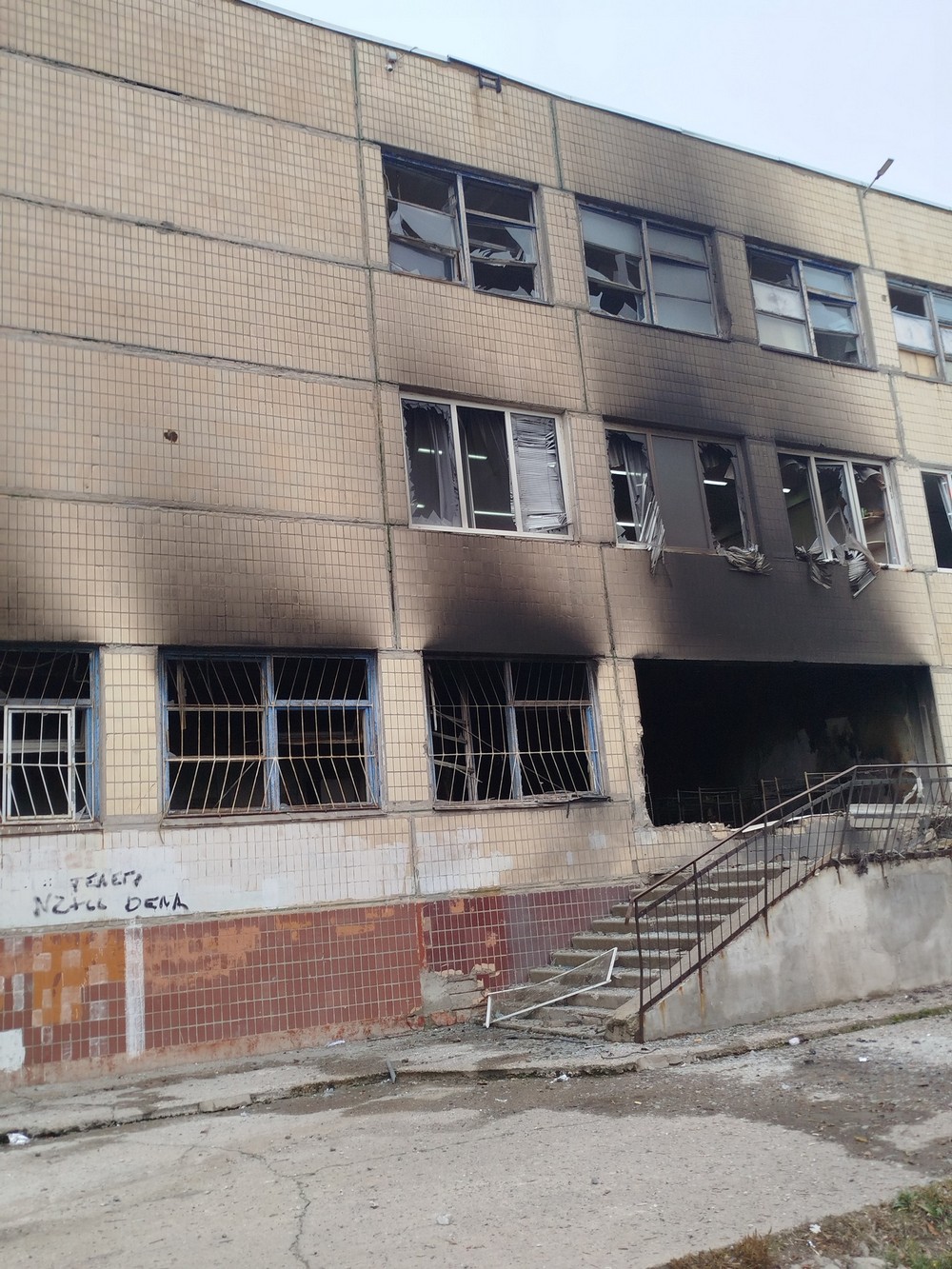 581835460 122224779878146169 7972593384621064952 n У мережі показали, як виглядає понівечена ворогом школа у Нікополі (фото)