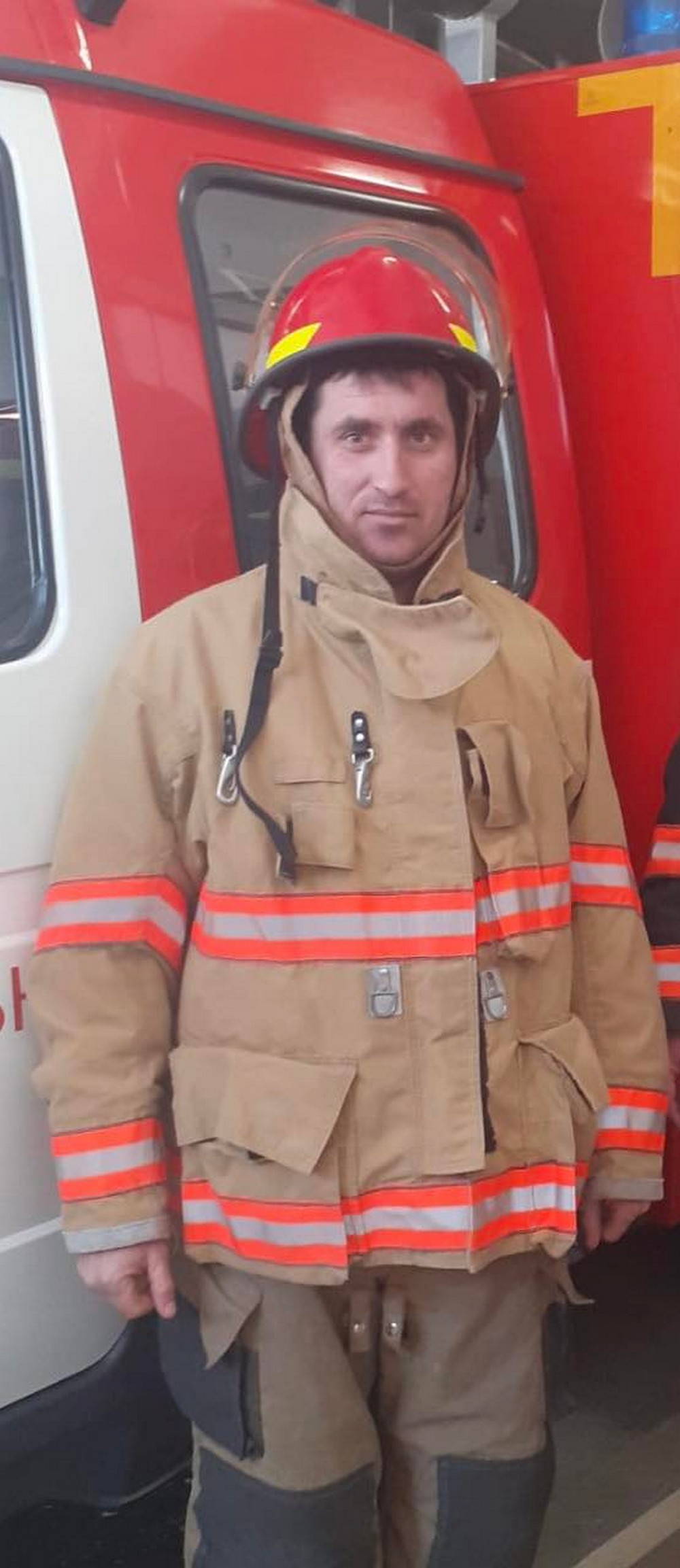 Сьогодні він повернув людину до життя! На Нікопольщині чоловік стікав кров’ю після обстрілу, герой-рятувальник зміг зупинити кровотечу