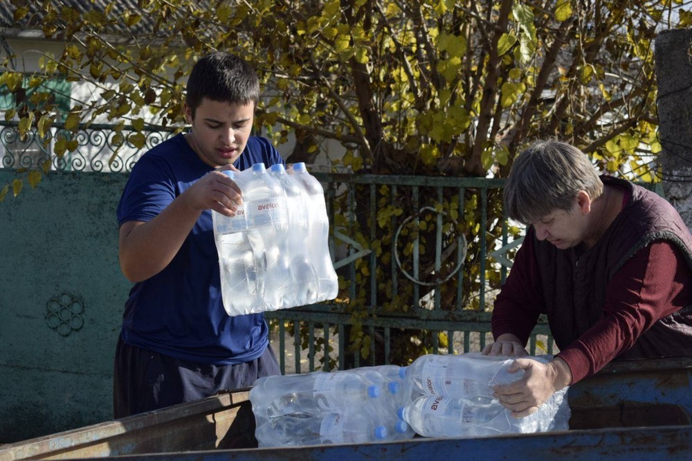 583073095 1166124268984089 38057149205073263 n Мешканцям Мирівської громади роздали питну воду (фото)