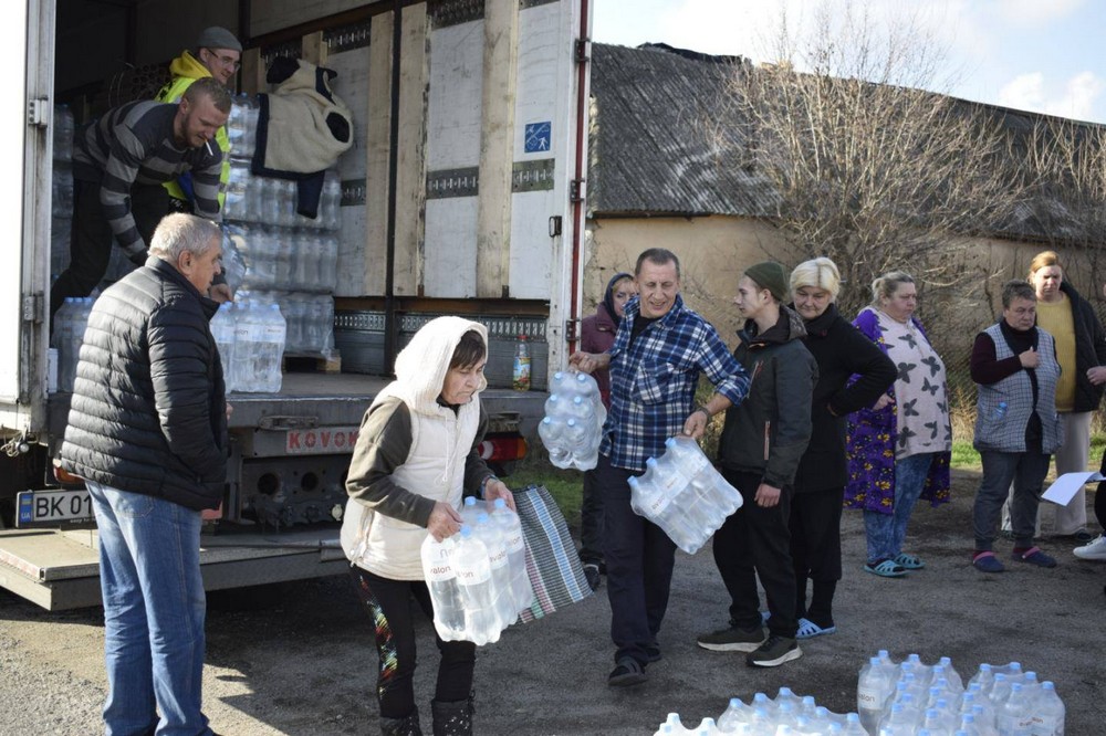583102631 1166123262317523 1925220313933105494 n Мешканцям Мирівської громади роздали питну воду (фото)