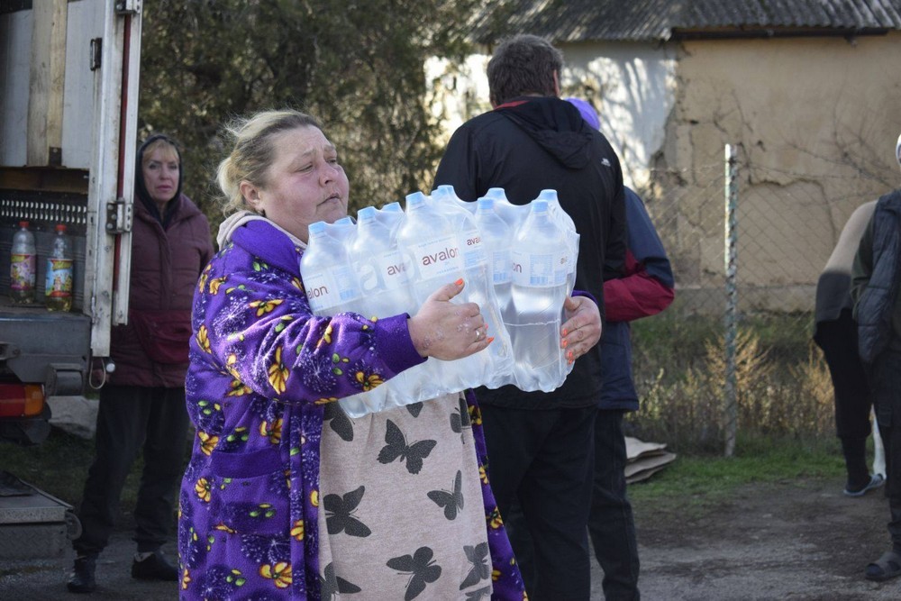 Мешканцям Мирівської громади роздали питну воду (фото) 1 Мешканцям Мирівської громади роздали питну воду (фото)