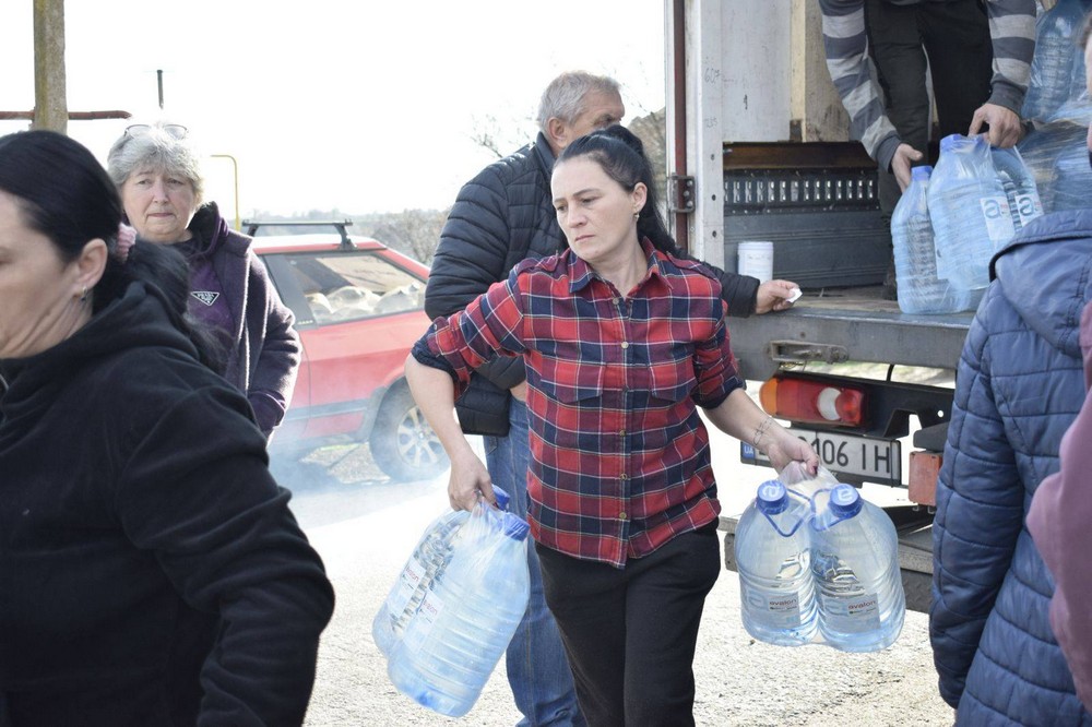 583467876 1166124728984043 4823303600148493925 n Мешканцям Мирівської громади роздали питну воду (фото)