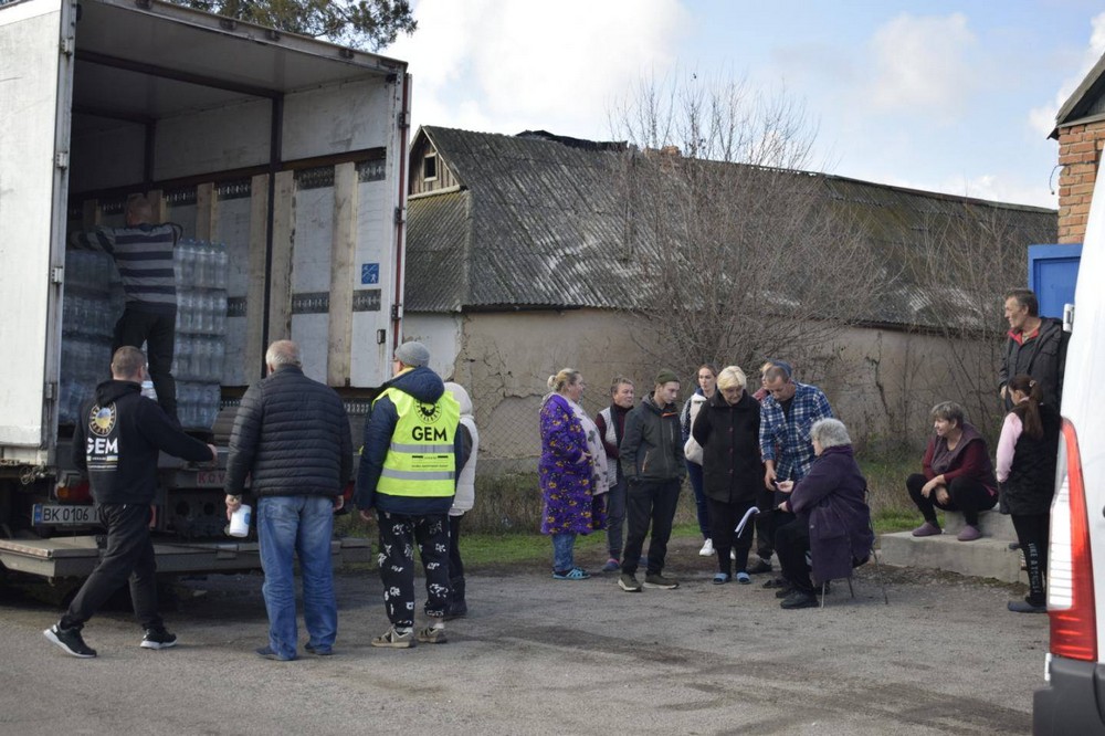 583698226 1166123158984200 191998203599593761 n Мешканцям Мирівської громади роздали питну воду (фото)