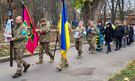 Працював у поліції, а потім став до лав ЗСУ: у Нікополі провели в останню путь померлого Захисника (фото)