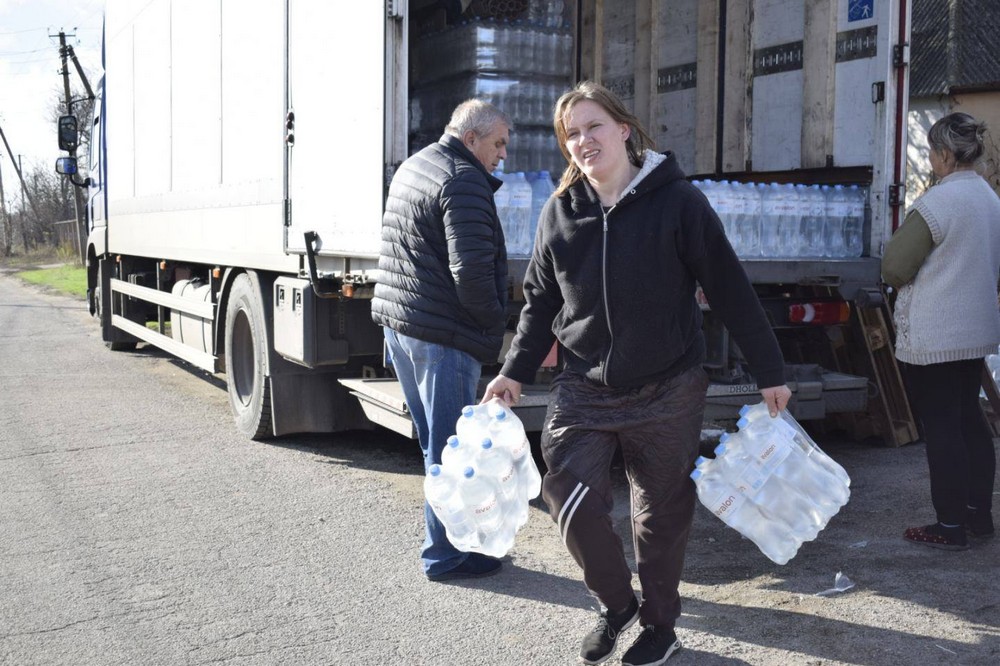 584068959 1166124468984069 6523783972011486248 n Мешканцям Мирівської громади роздали питну воду (фото)