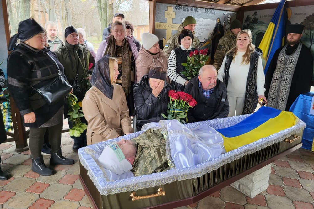 584106025 1135079838822426 1855299160266325092 n Працював у поліції, а потім став до лав ЗСУ: у Нікополі провели в останню путь померлого Захисника (фото)