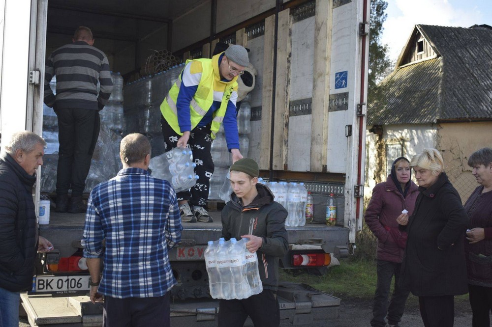 584326561 1166123208984195 5175254715221521402 n Мешканцям Мирівської громади роздали питну воду (фото)
