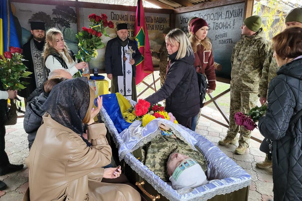 584428354 1135079915489085 4996906830246023868 n Працював у поліції, а потім став до лав ЗСУ: у Нікополі провели в останню путь померлого Захисника (фото)
