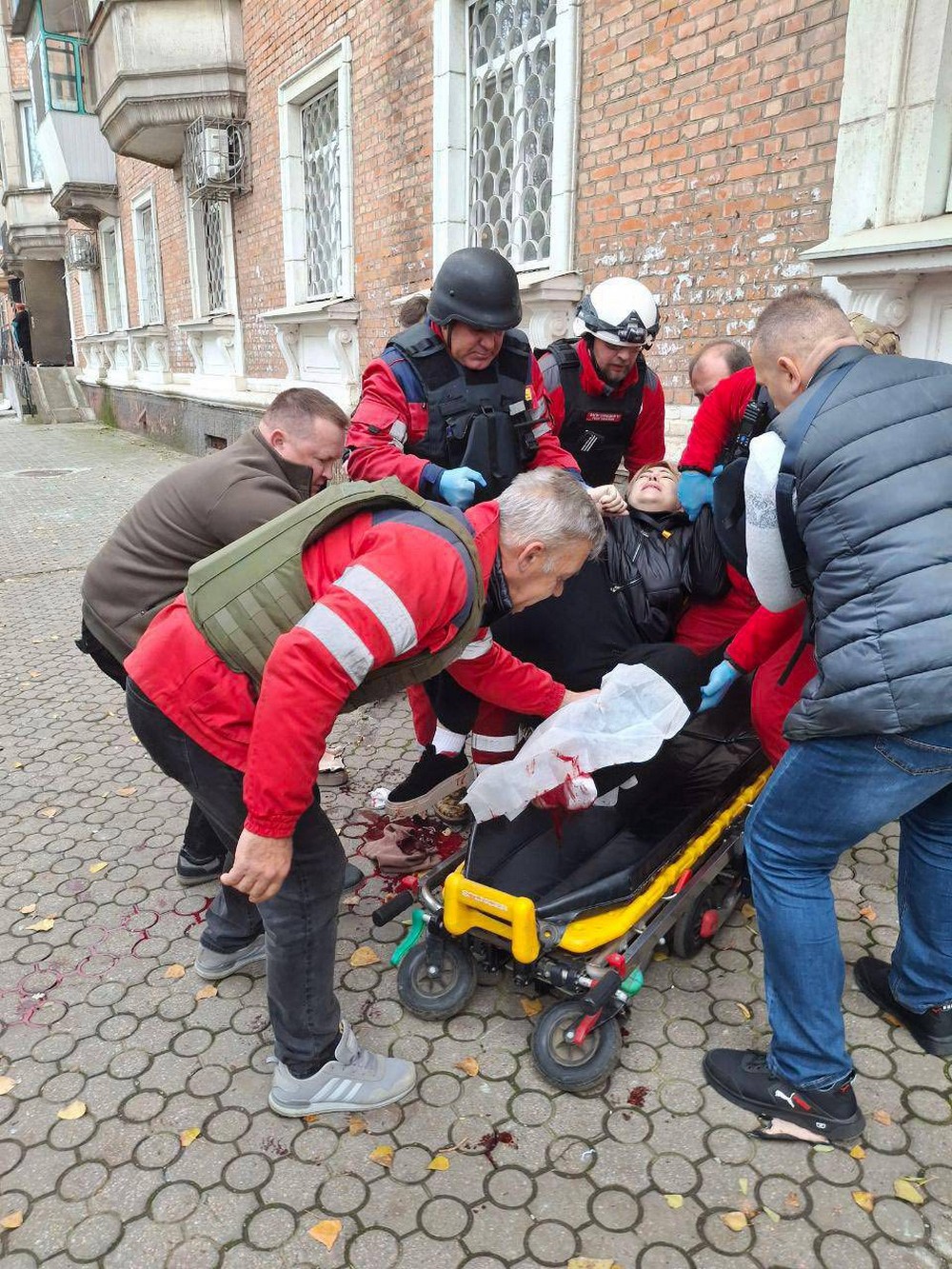 584630442 830773139914356 68437089516321855 n День, що стискає серце: волонтери Нікополя розповіли, як допомагали пораненим внаслідок жахливого обстрілу 17 листопада (фото)