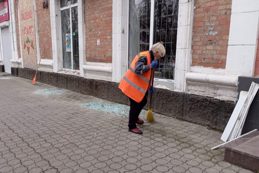 Фото наслідків ворожих атак у Нікополі