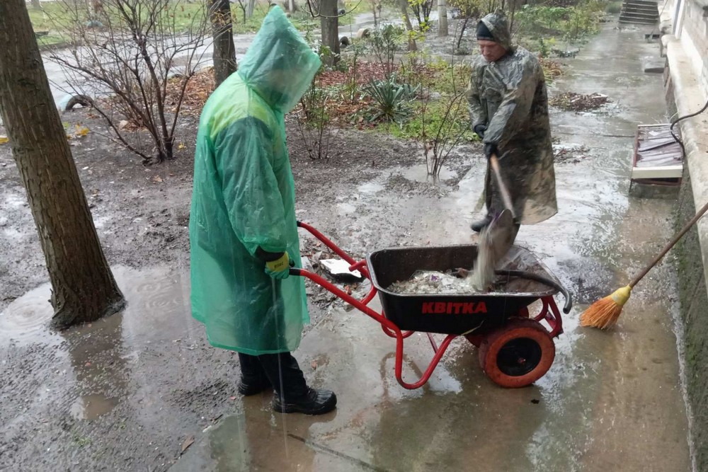 Фото наслідків ворожих атак у Нікополі