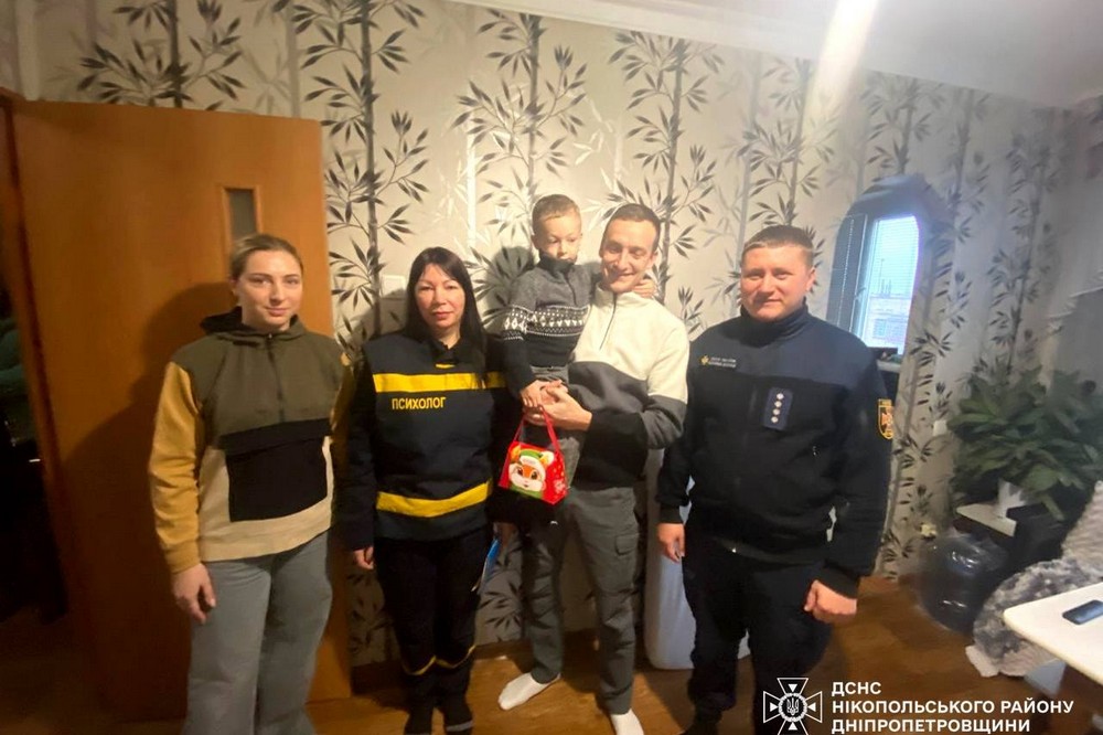 У Нікополі рятувальники відвідали дітей поранених колег (фото)