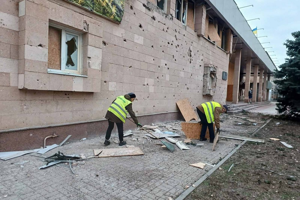 Фото наслідків ворожих атак у Нікополі