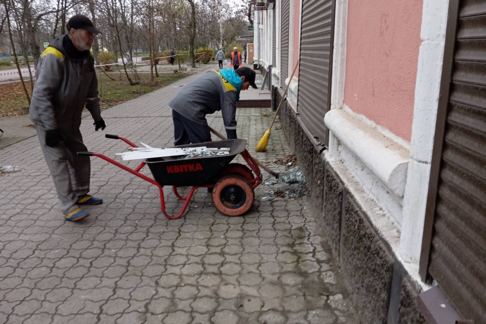 Фото наслідків ворожих атак у Нікополі