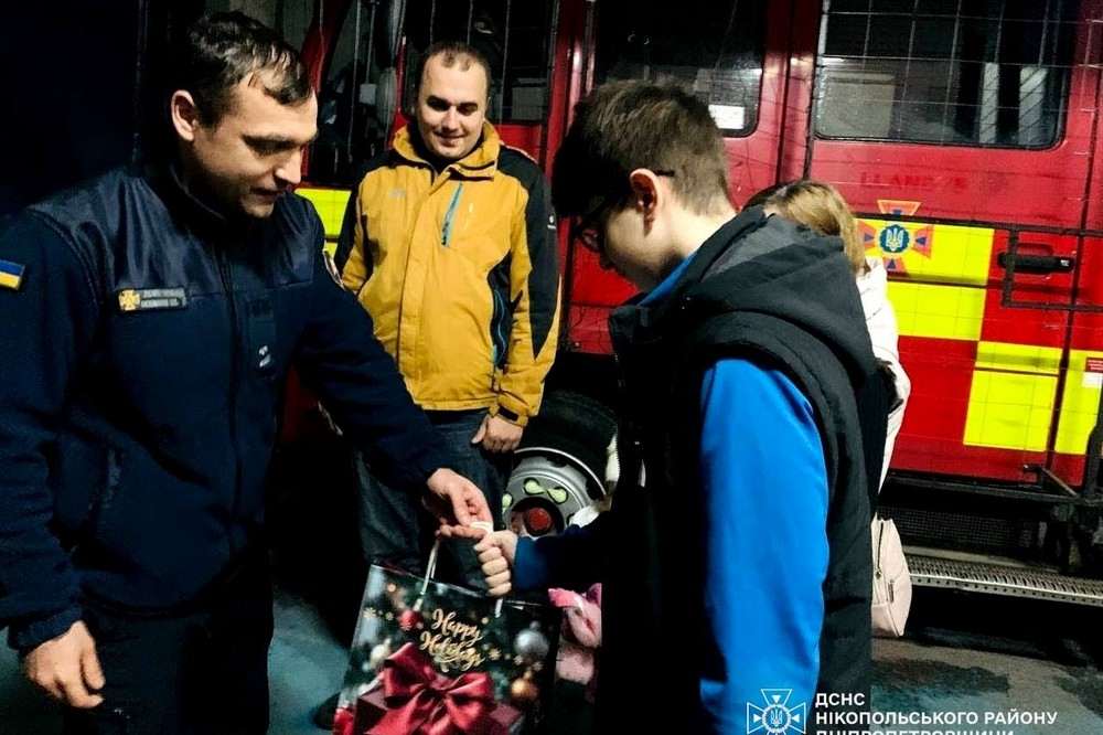 У Нікополі рятувальники відвідали дітей поранених колег (фото)