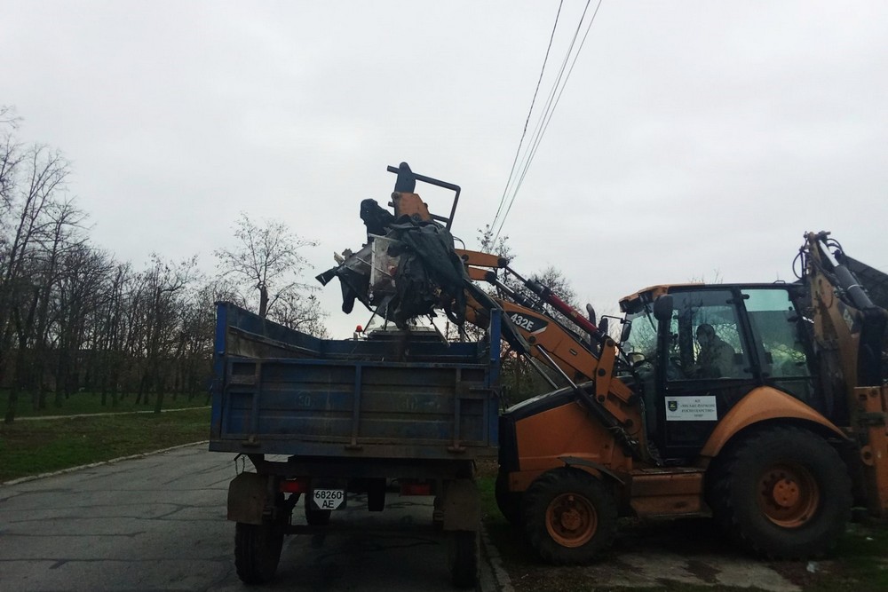 Фото наслідків ворожих атак у Нікополі