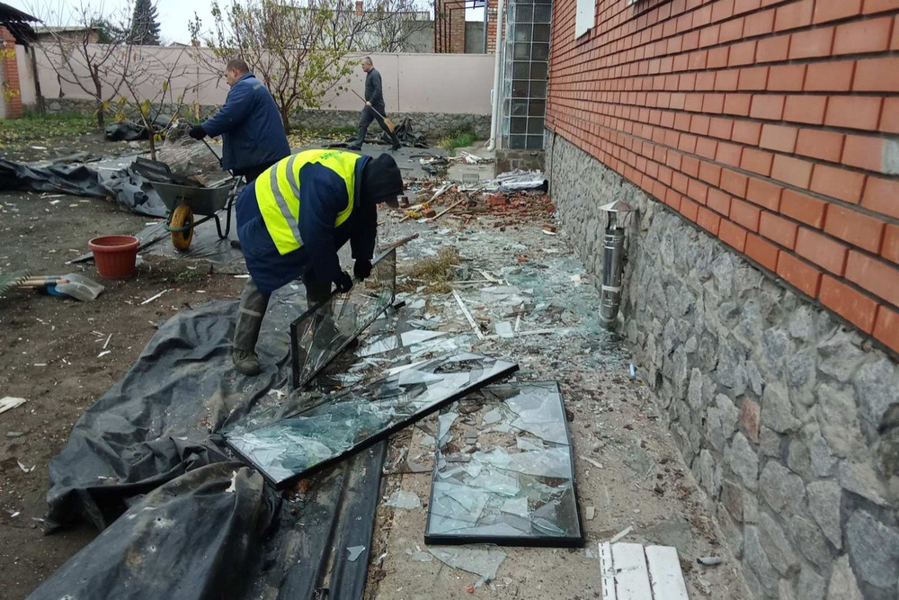 Фото наслідків ворожих атак у Нікополі