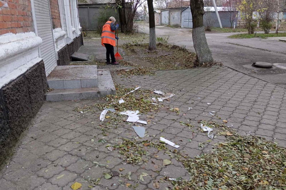 Фото наслідків ворожих атак у Нікополі