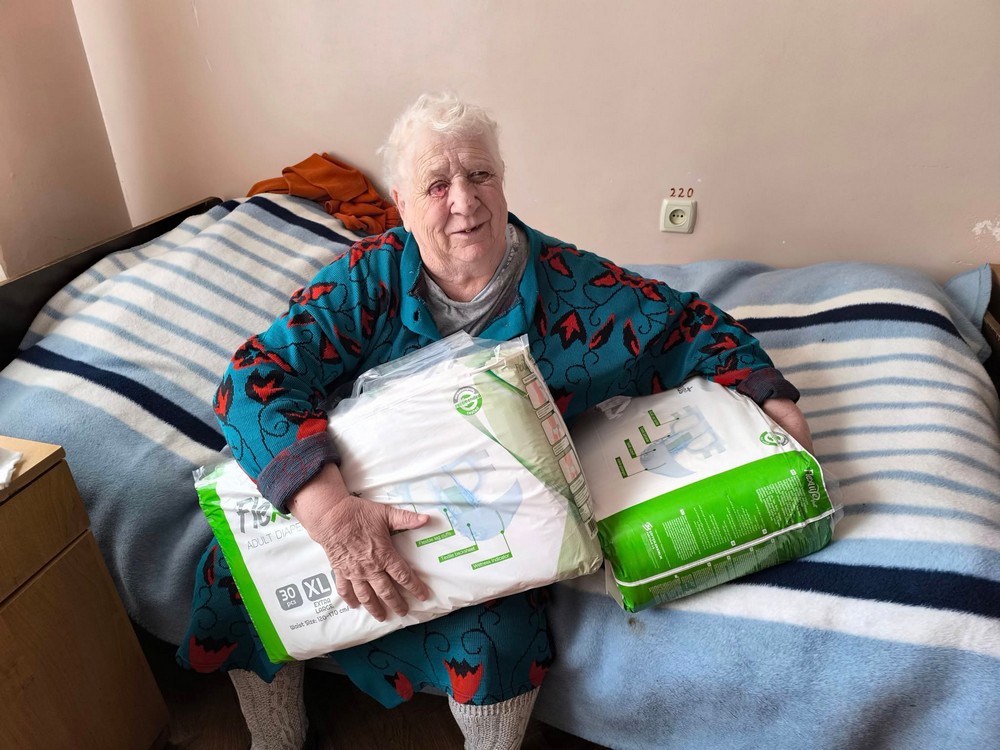 Червоний Хрест Нікополя забезпечив памперсами літніх мешканців Першотравневської громади (фото)