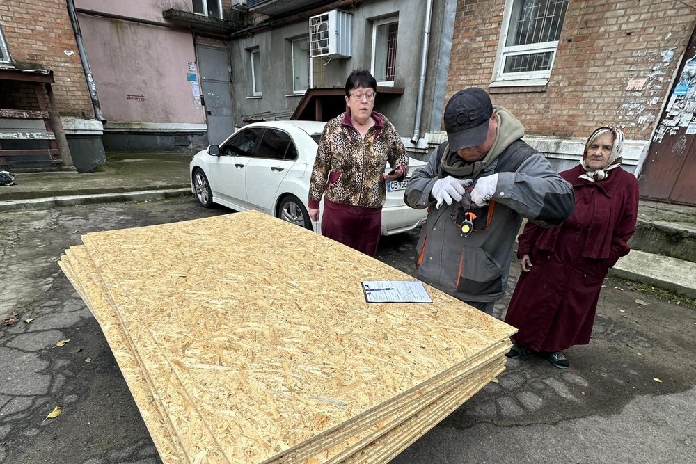 Фото наслідків ворожих атак у Нікополі