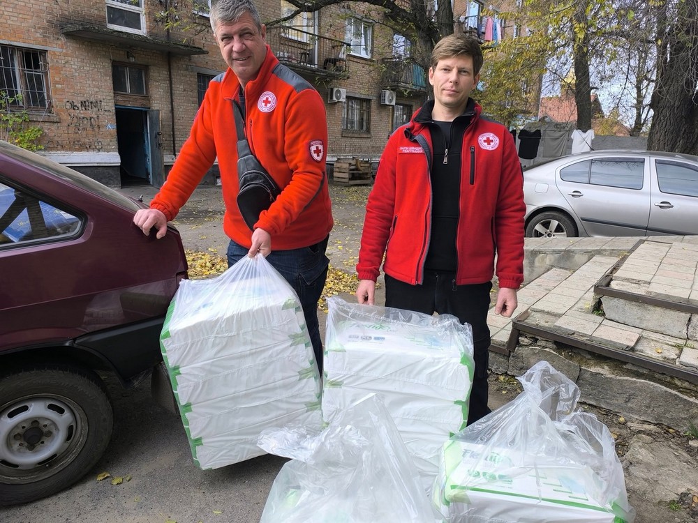 Червоний Хрест Нікополя забезпечив памперсами літніх мешканців Першотравневської громади (фото)