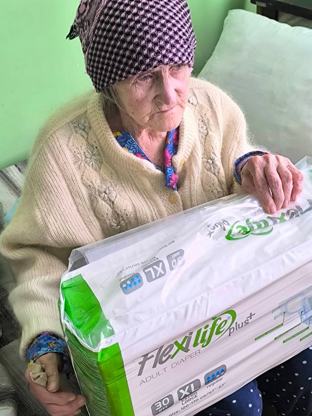 Червоний Хрест Нікополя забезпечив памперсами літніх мешканців Першотравневської громади (фото)