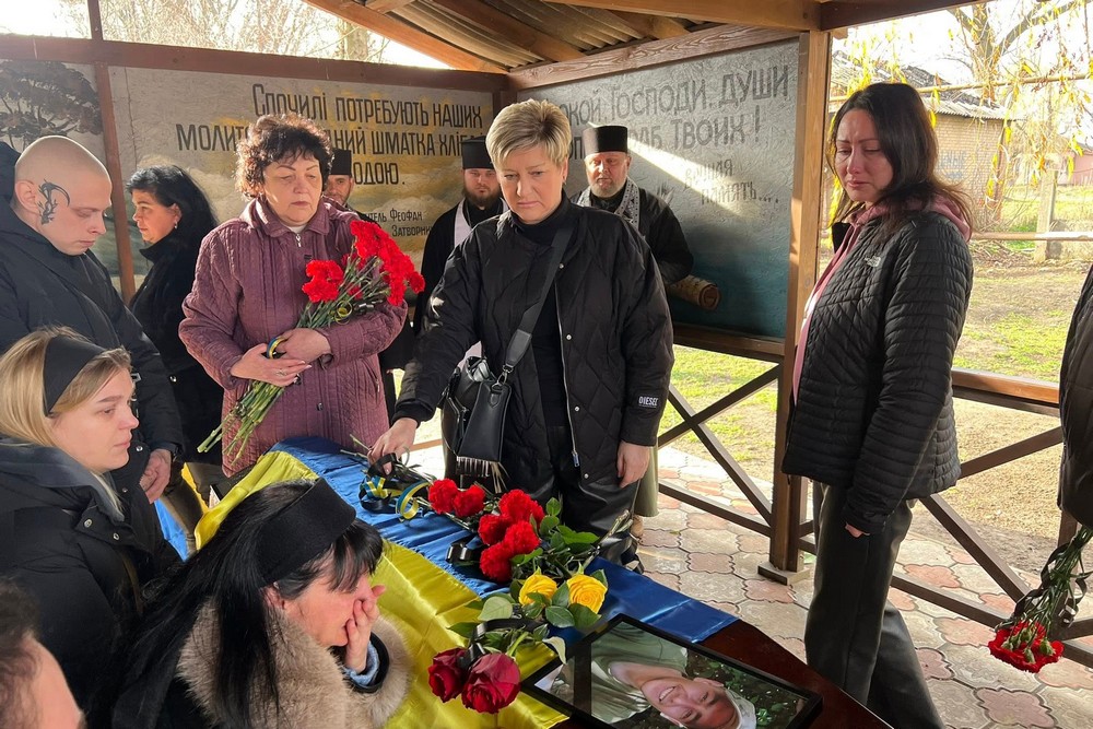 У Нікополі сьогодні провели в останню путь Героя: фото