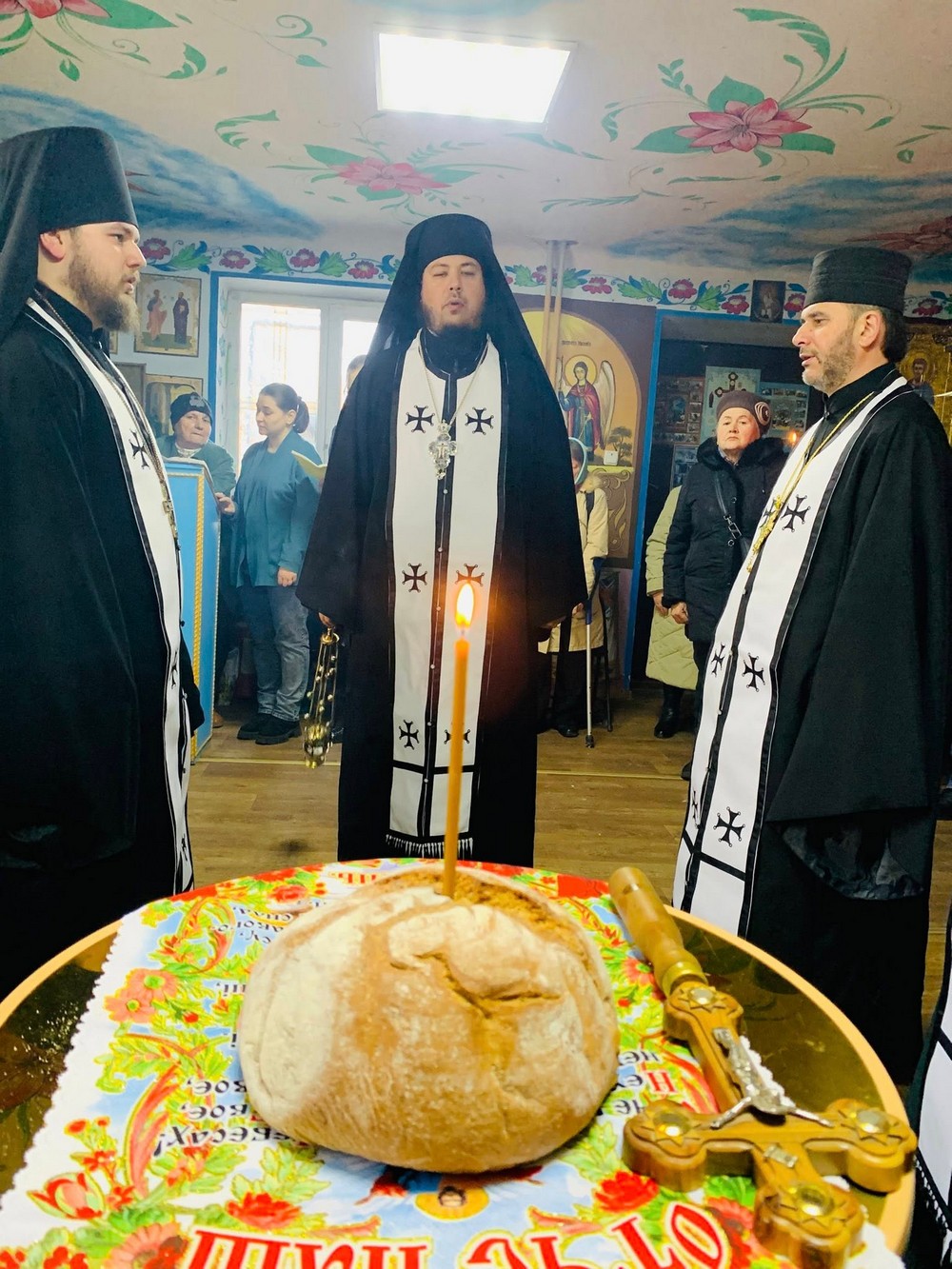 У Нікополі в храмі ПЦУ відбулася поминальна панахида за загиблими під час голодоморів (фото)