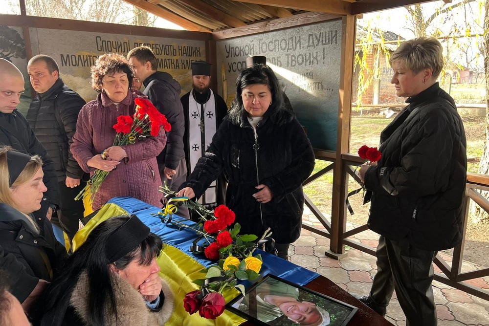 У Нікополі сьогодні провели в останню путь Героя: фото