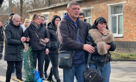 В безутішному горі залишилися мати, дружина, сини… У Нікополі сьогодні провели в останню путь Героя (фото)