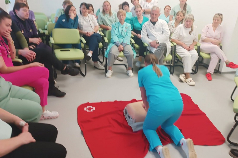 У Нікополі Червоний Хрест навчав працівників дитячої лікарні надавати першу невідкладну допомогу