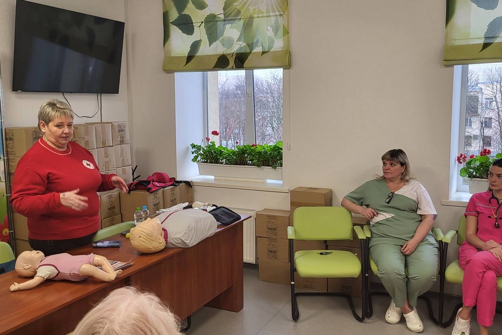 У Нікополі Червоний Хрест навчав працівників дитячої лікарні надавати першу невідкладну допомогу