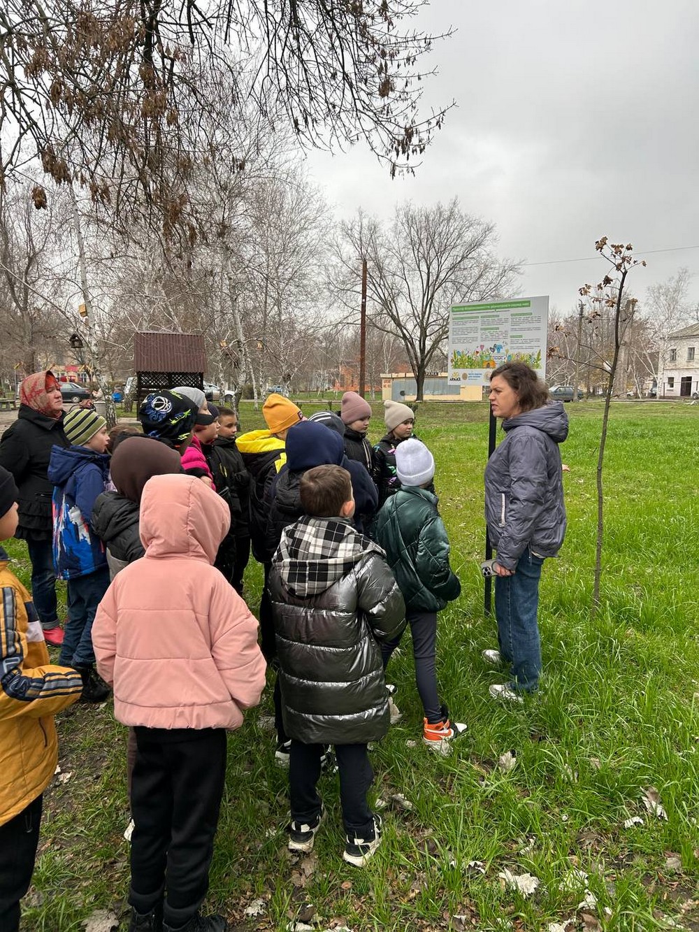 На Нікопольщині сьогодні у «живій школі» діти годували пташок під час уроку просто неба у «живій школі» (фото)
