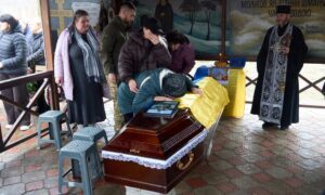 Понад усе любив свого сина, але повертався на фронт знову і знову: у Нікополі провели в останню путь полеглого Героя (фото)