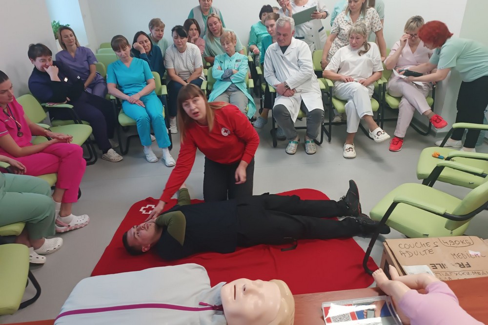 У Нікополі Червоний Хрест навчав працівників дитячої лікарні надавати першу невідкладну допомогу