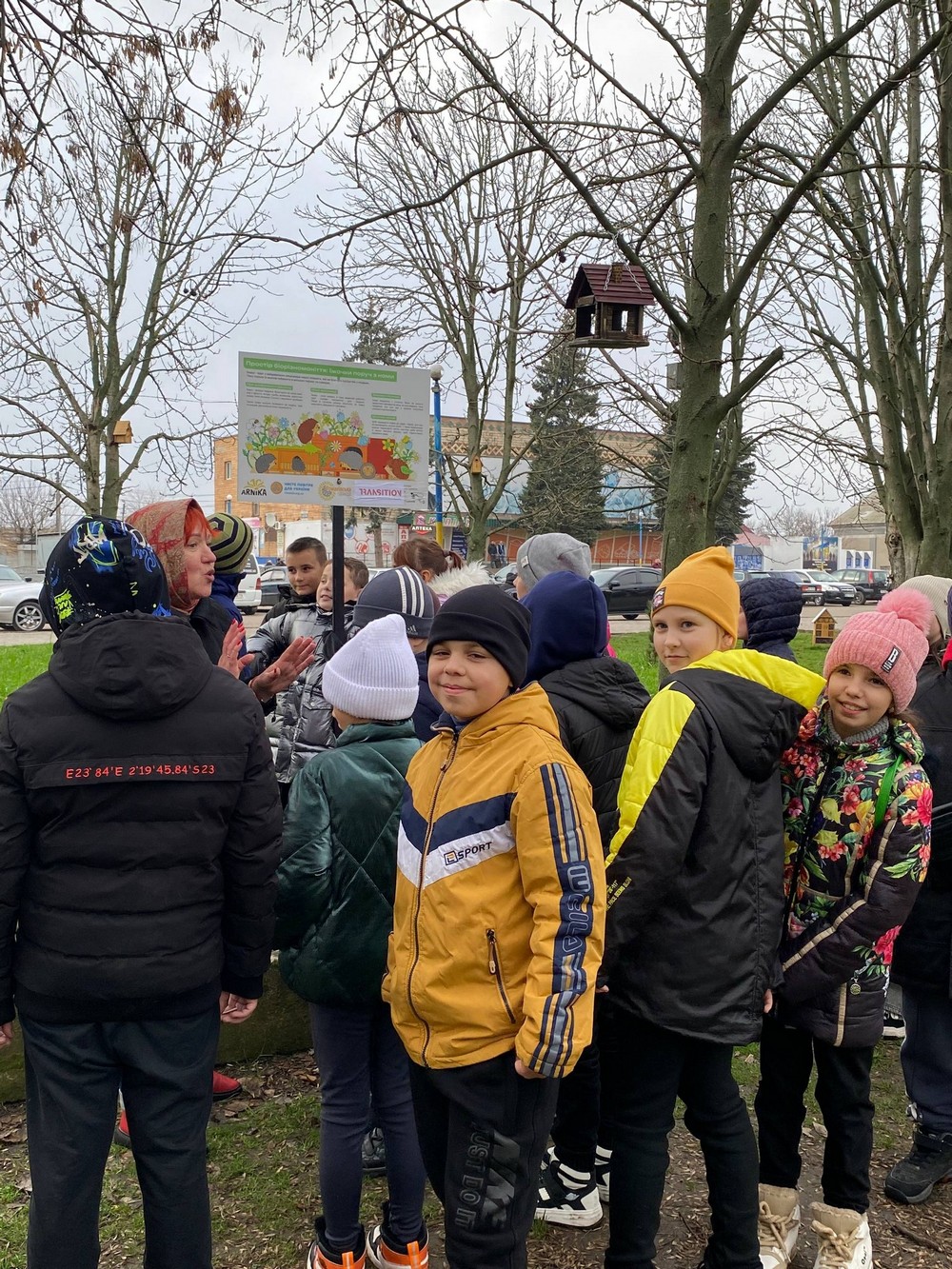 На Нікопольщині сьогодні у «живій школі» діти годували пташок під час уроку просто неба у «живій школі» (фото)