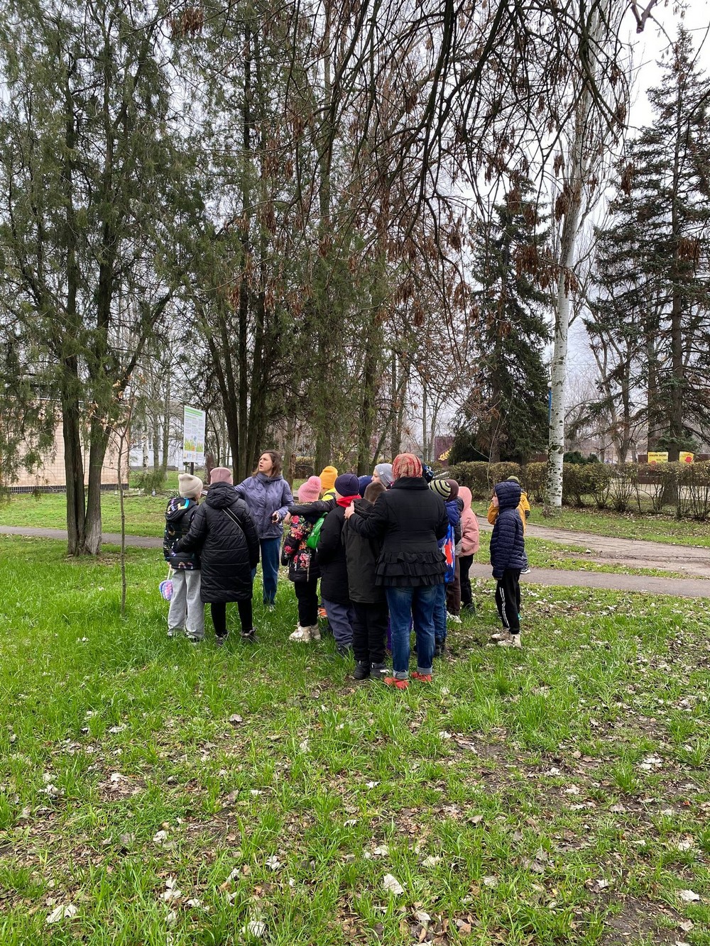 На Нікопольщині сьогодні у «живій школі» діти годували пташок під час уроку просто неба у «живій школі» (фото)