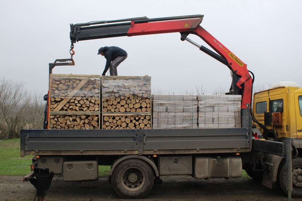 У негазифікованих селах Нікопольщини розпочалася видача дров та паливних брикетів 1 У негазифікованих селах Нікопольщини розпочалася видача дров та паливних брикетів
